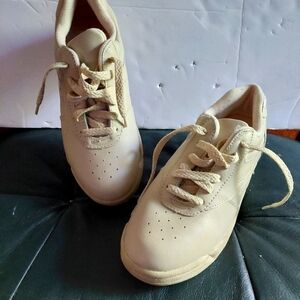 Kerrybrooke Walking Shoes/Sneakers Size 7B